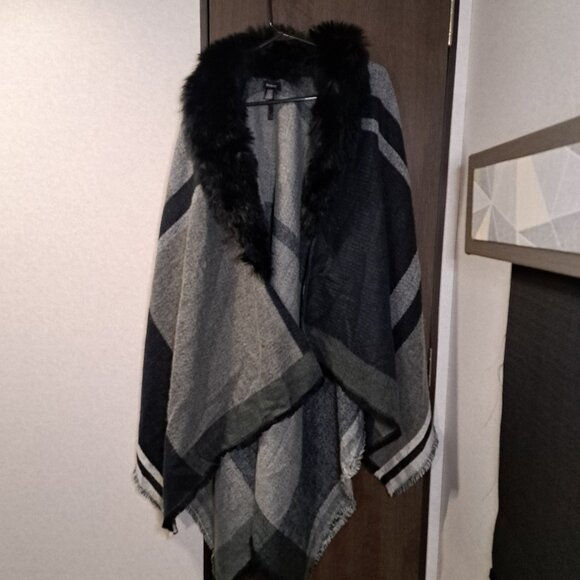 Modena Women's Faux Fur Acrylic Grey & Black Geometric Pattern Cape - Picture 1 of 5